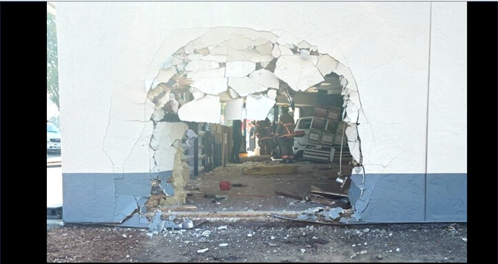 (photo) Car plows into store, people inside