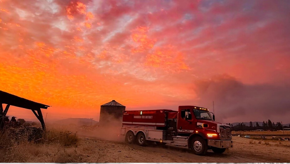 (photo) Wildfire haze lights up the clouds